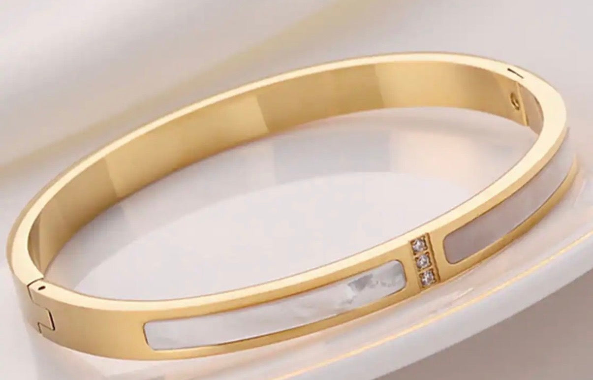 Goldie Pearl Bangle | Gold